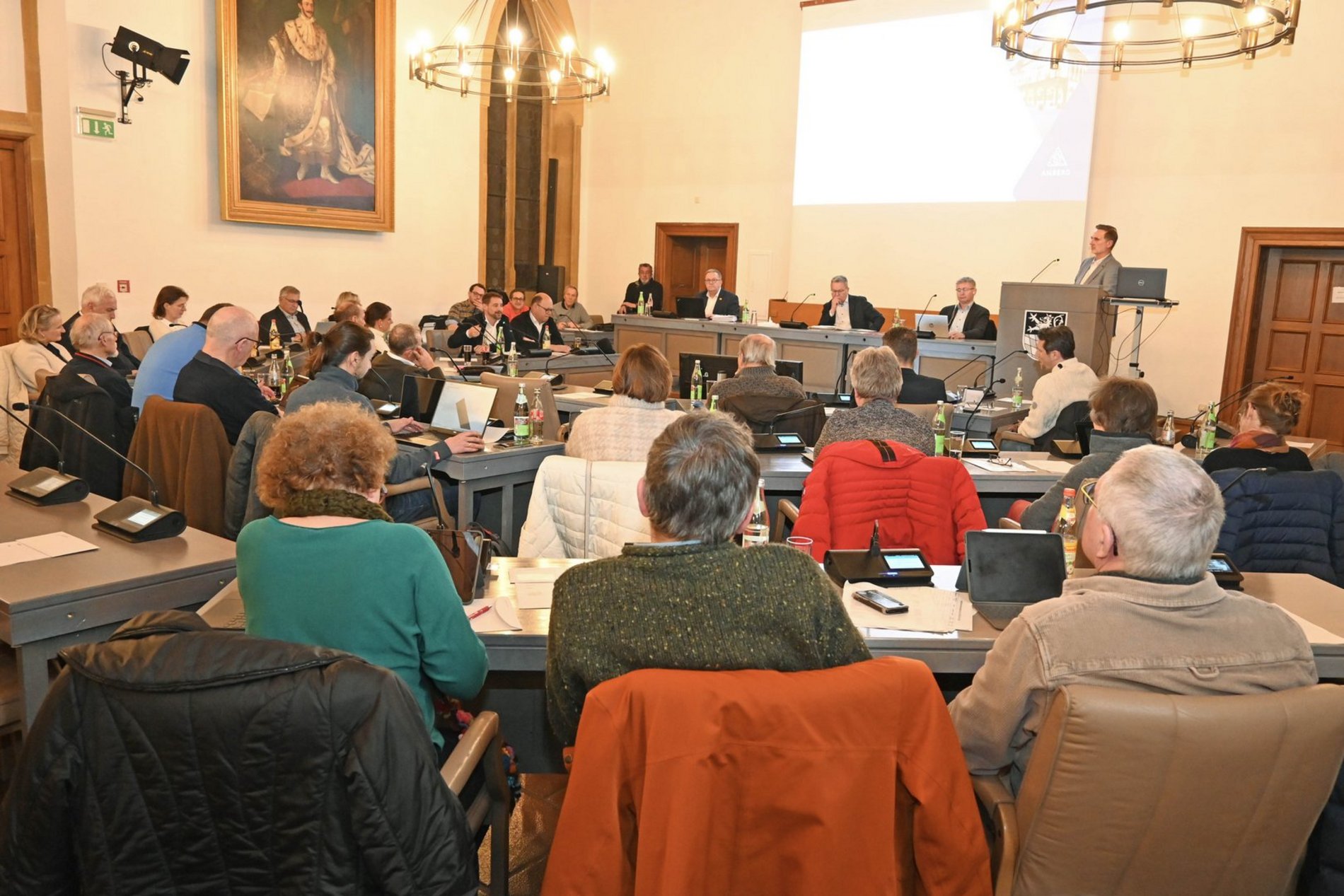 Das Foto zeigt die Stadträtinnen und Stadträte bei einer Sitzung im Großen Rathaussaal.