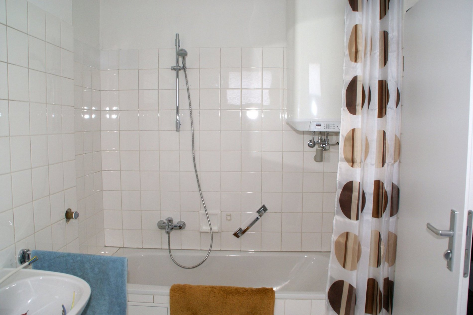 Auf dem Bild ist ein Badezimmer mit einer Badewanne
