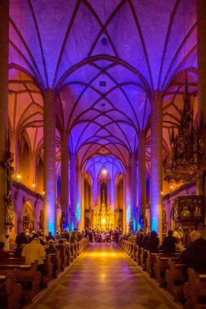 Das Foto zeigt den Innenraum der Basilika St. Martin verschiedenfarbig beleuchtet.