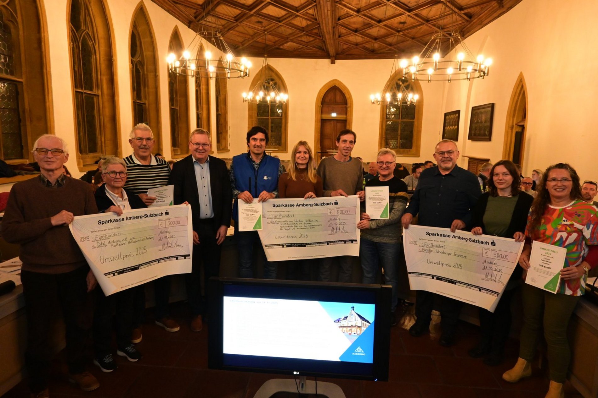 Die Preisträger des Umweltpreises der Stadt Amberg 2025 bei der Verleihung im Stadtrat mit OB Michael Cerny (Vierter von links). Foto/Copyright: Simon Hauck, Stadt Amberg