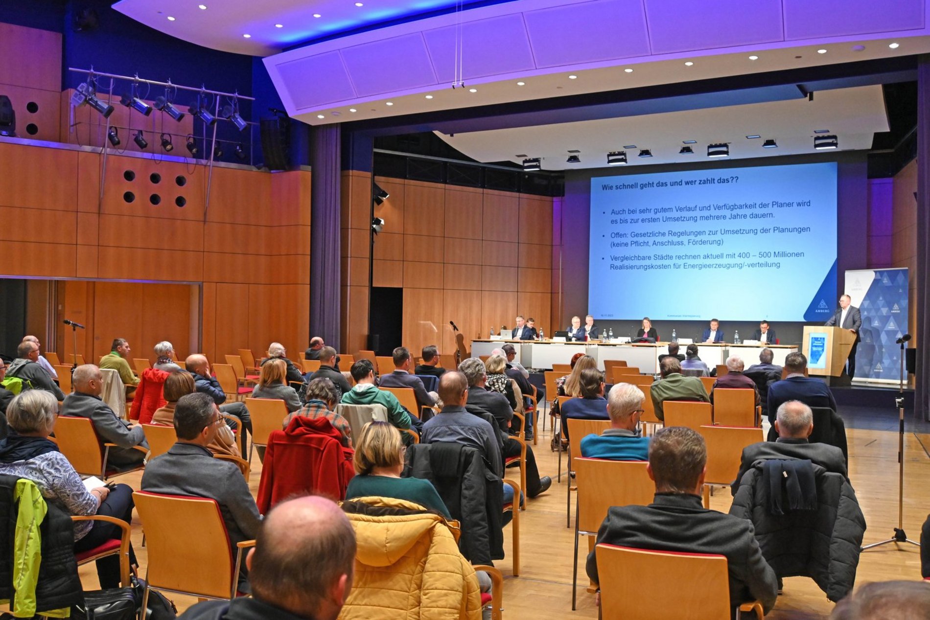 Das Foto zeigt den Saal des ACC mit Bürgerinnen und Bürgern, die an der Bürgerversammlung teilnehmen.