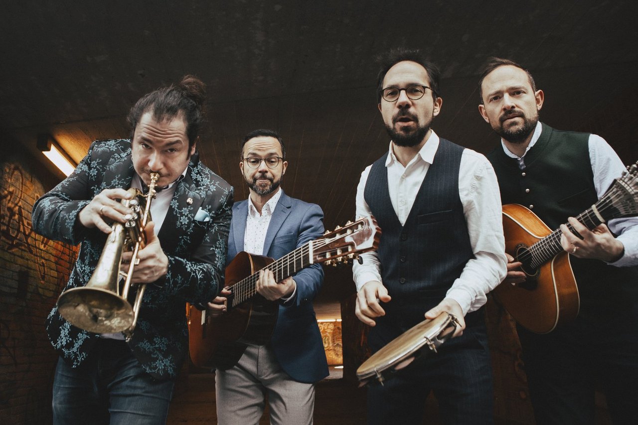 Das Foto zeigt die vier Musiker der Münchner Band „Bavaschôro“