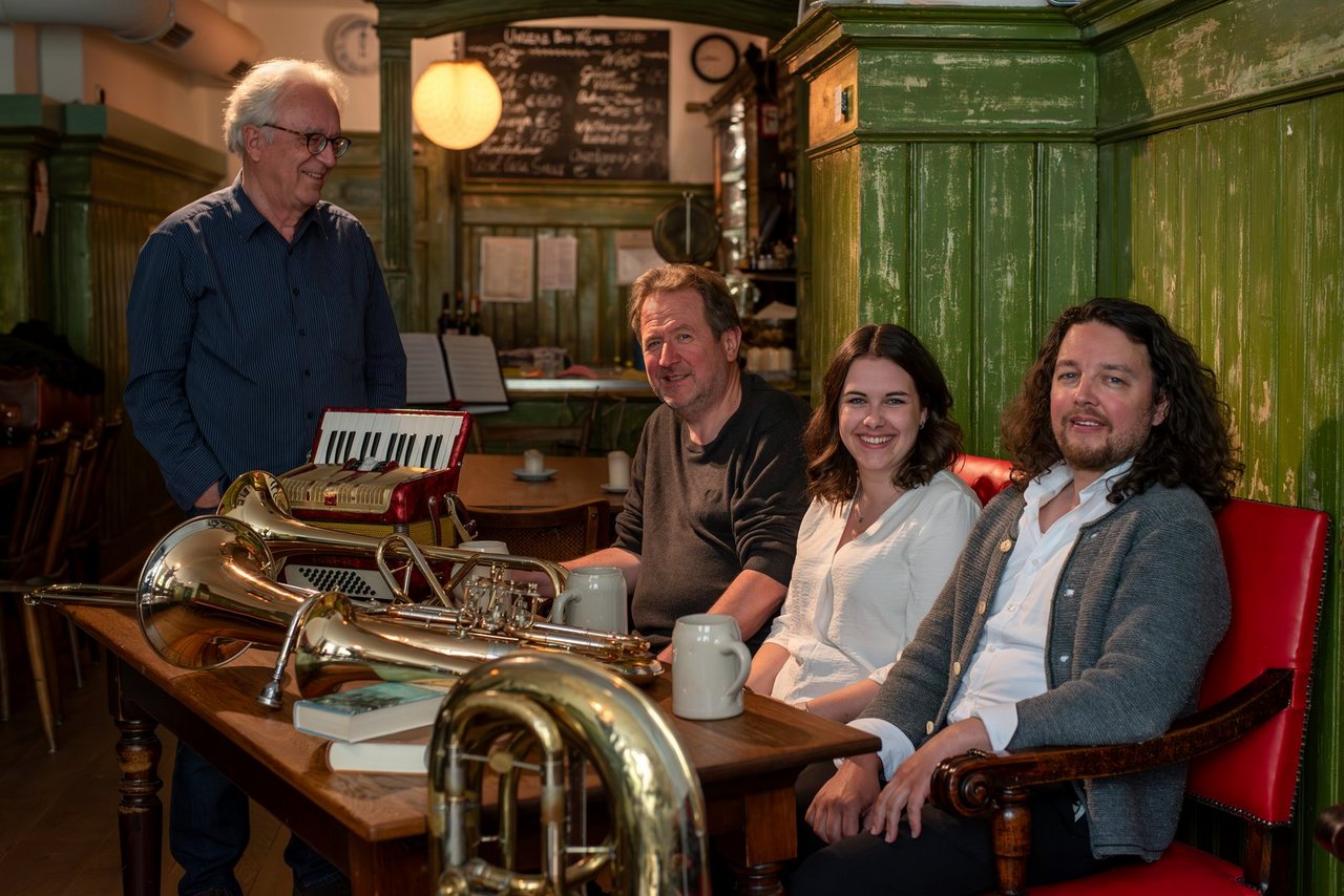 Das Foto zeigt den Schauspieler Gerd Anthof und Blechbläsermusiker