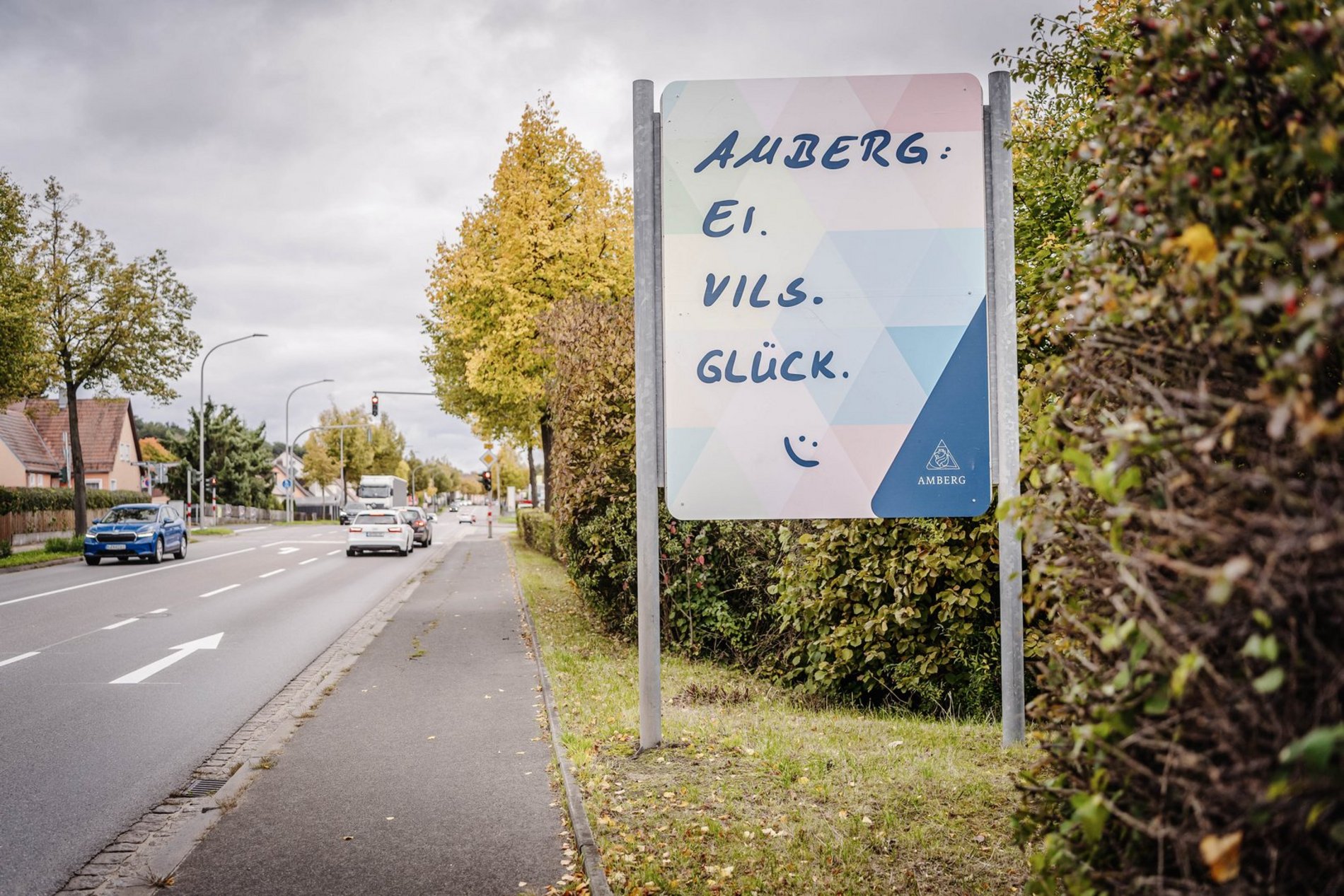 Das Foto zeigt die neue Stadteingangstafel in der Bayreuther Straße mit dem Spruch „Amberg: Ei. Vils. Glück.“.