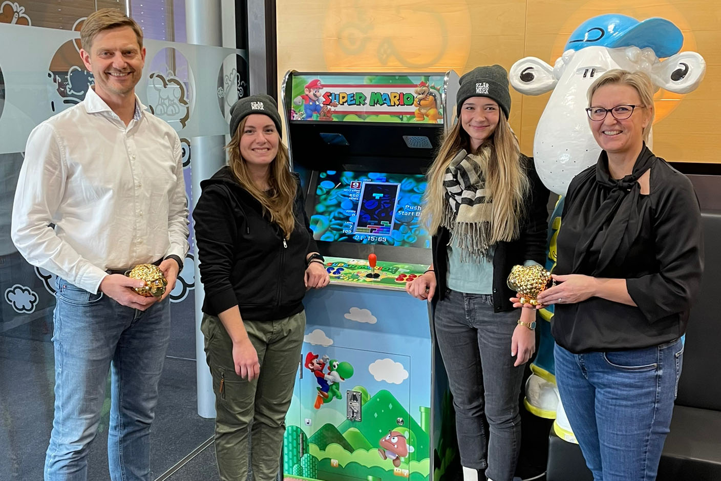 Das Foto zeigt die Übergabe eines Spielautomaten, gespendet von der Firma Sheepworld, an das Team des Jugendzentrum Klärwerk Amberg.