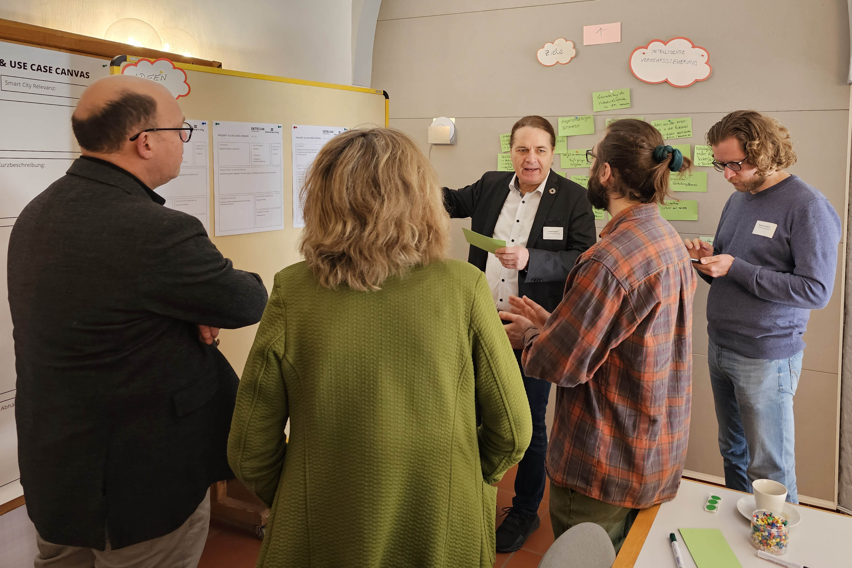Das Foto zeigt diskutierende Menschen bei einem Smart City Workshop der Stadt Amberg.