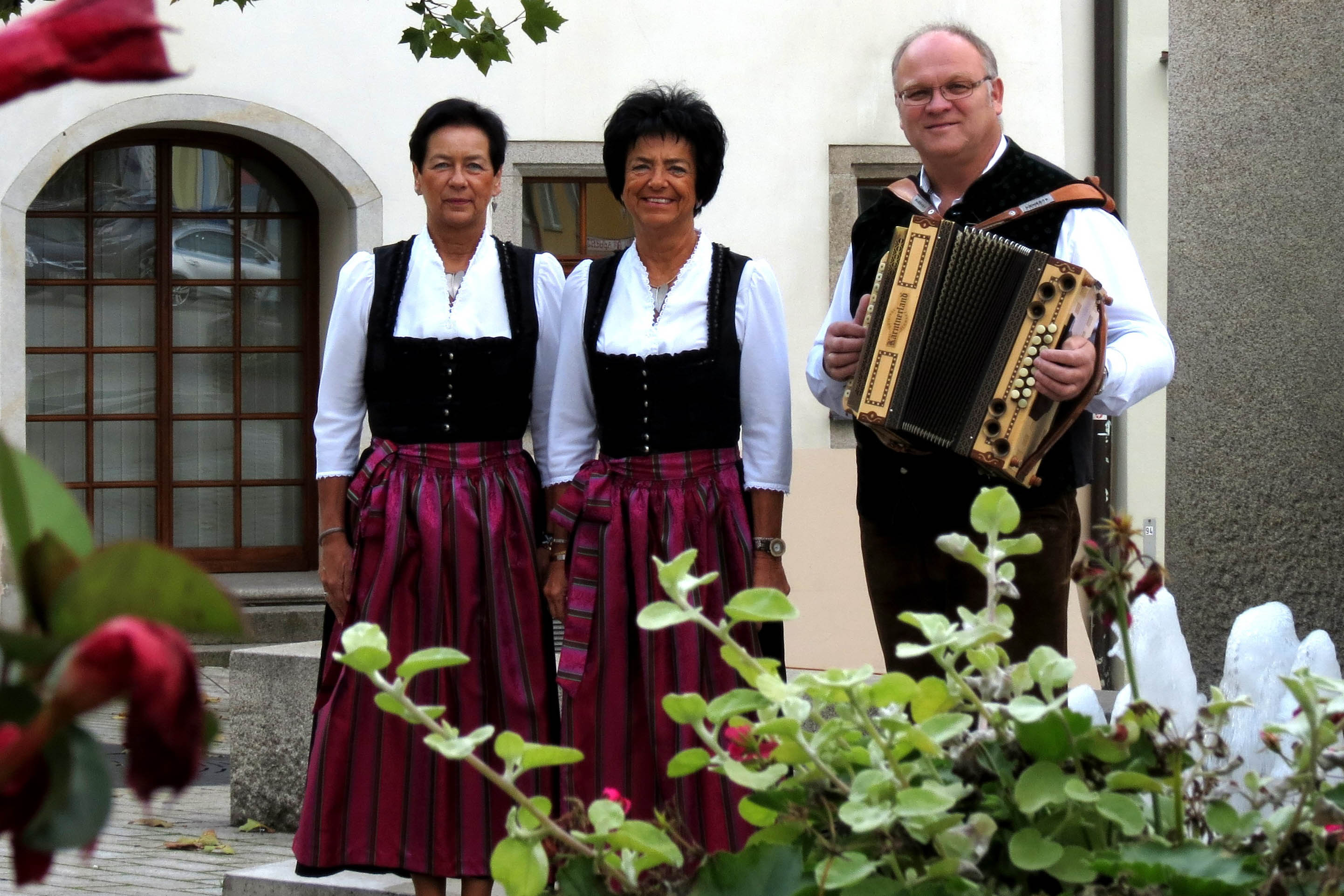 Das Foto zeigt die Zupfer-Moidln mit ihrem musikalischen Begleiter Gerhard Reber