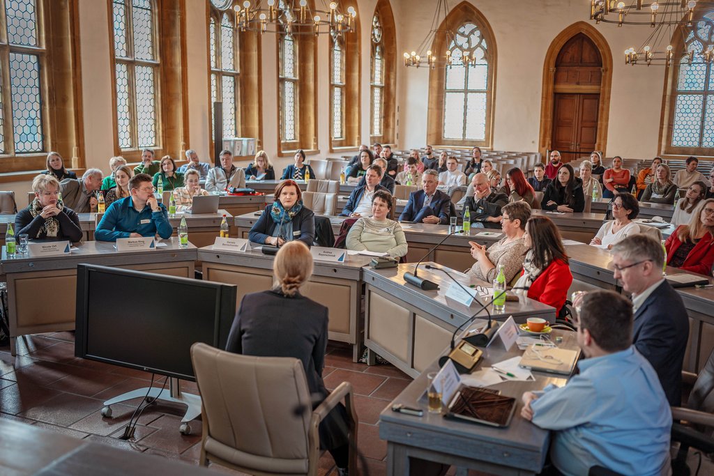 Das Foto zeigt die Teilnehmerinnen und Teilnehmer an der Auftaktveranstaltung „Inklusive Verwaltung - smart und barrierefrei“ im Großen Rathaussaal