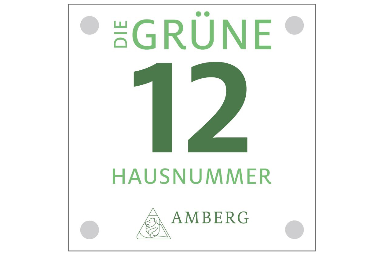 Das Foto zeigt das Schild "Grüne Hausnummer".