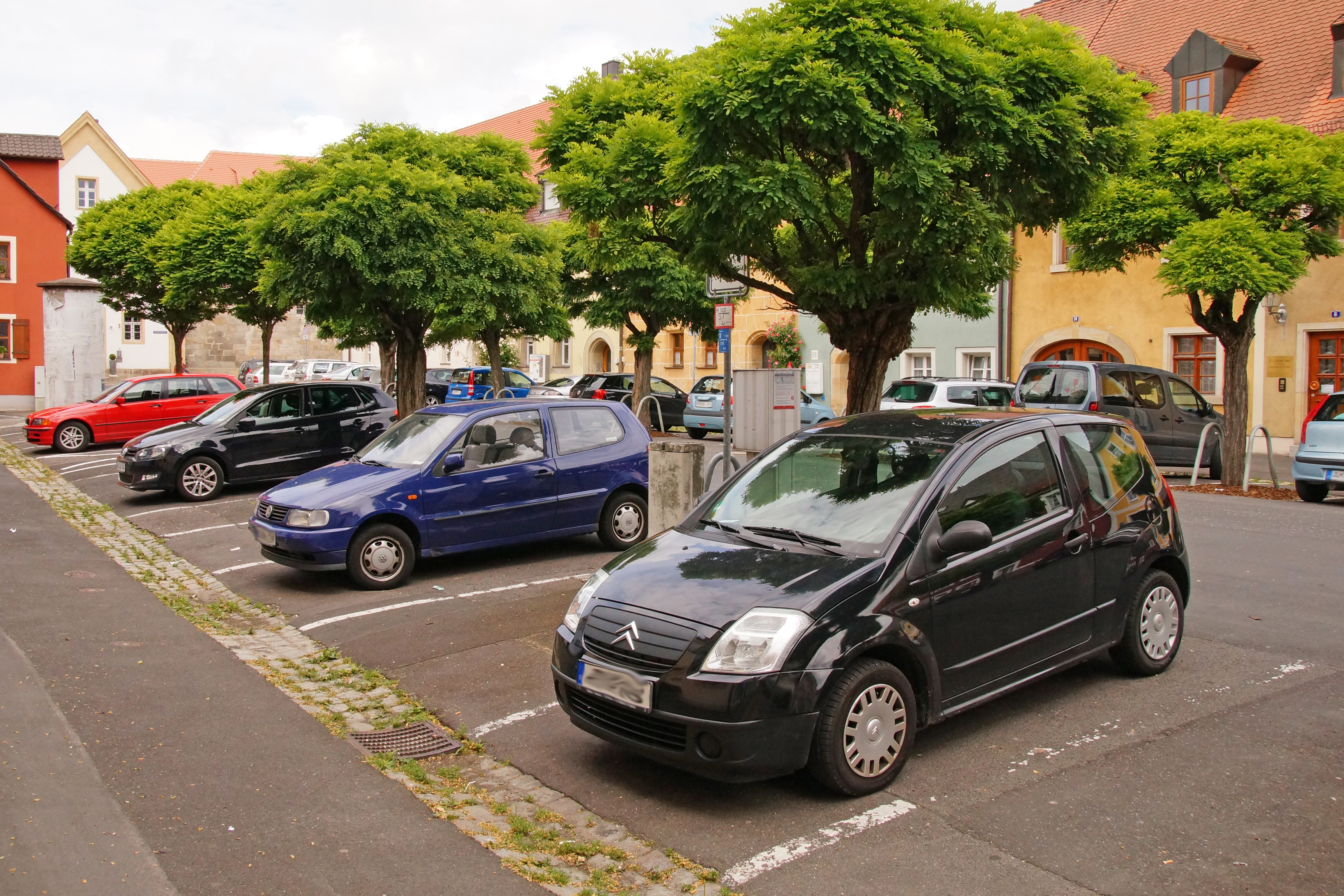 Das Bild zeigt parkende Autos am Paradeplatz in der Amberger Altstadt.