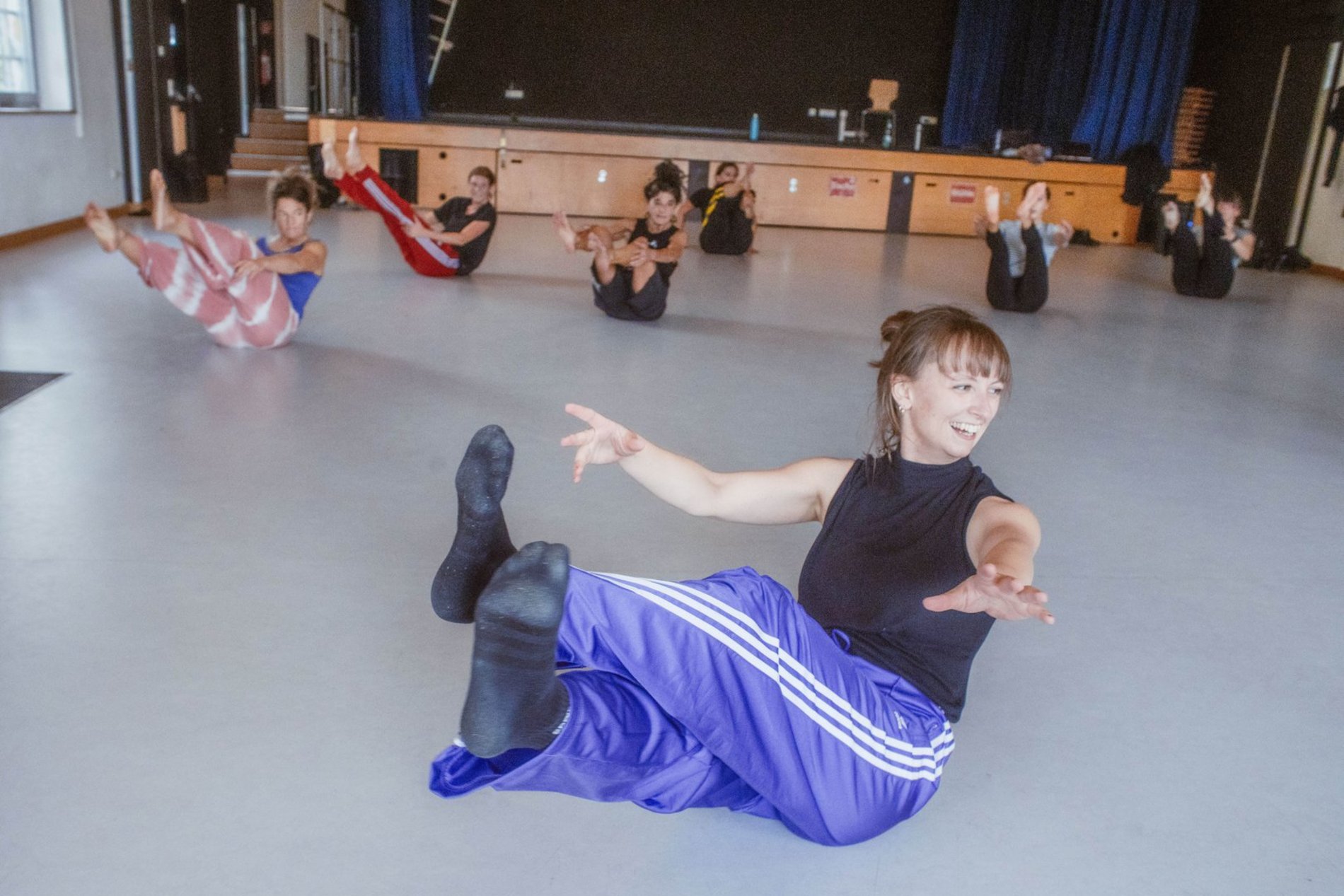 Das Foto zeigt Tänzerinnen.