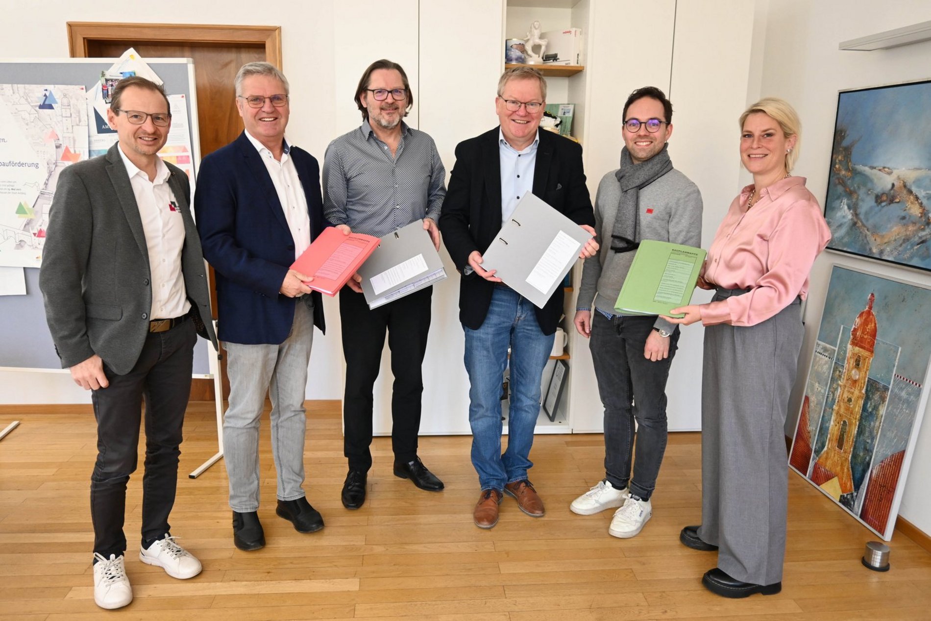 Das Foto zeigt die Übergabe des Bauantrags für das neue Bürgerspitalareal mit Wolfgang Erb (Kaufmännischer Vorstand Wohnungsbau und Siedlungswerk Werkvolk eG), Steffen Schulze (Technischer Vorstand Wohnungsbau und Siedlungswerk Werkvolk eG), Stefan Vogl (Geschäftsführer evh_architekten gmbh), Oberbürgermeister Michael Cerny, Stadtrat Florian Füger (Aufsichtsratsvorsitzender Wohnungsbau und Siedlungswerk Werkvolk eG.), Jasmin Hannich (Leiterin des Bauordnungs-, Baurechts- und Stadtentwicklungsamtes)