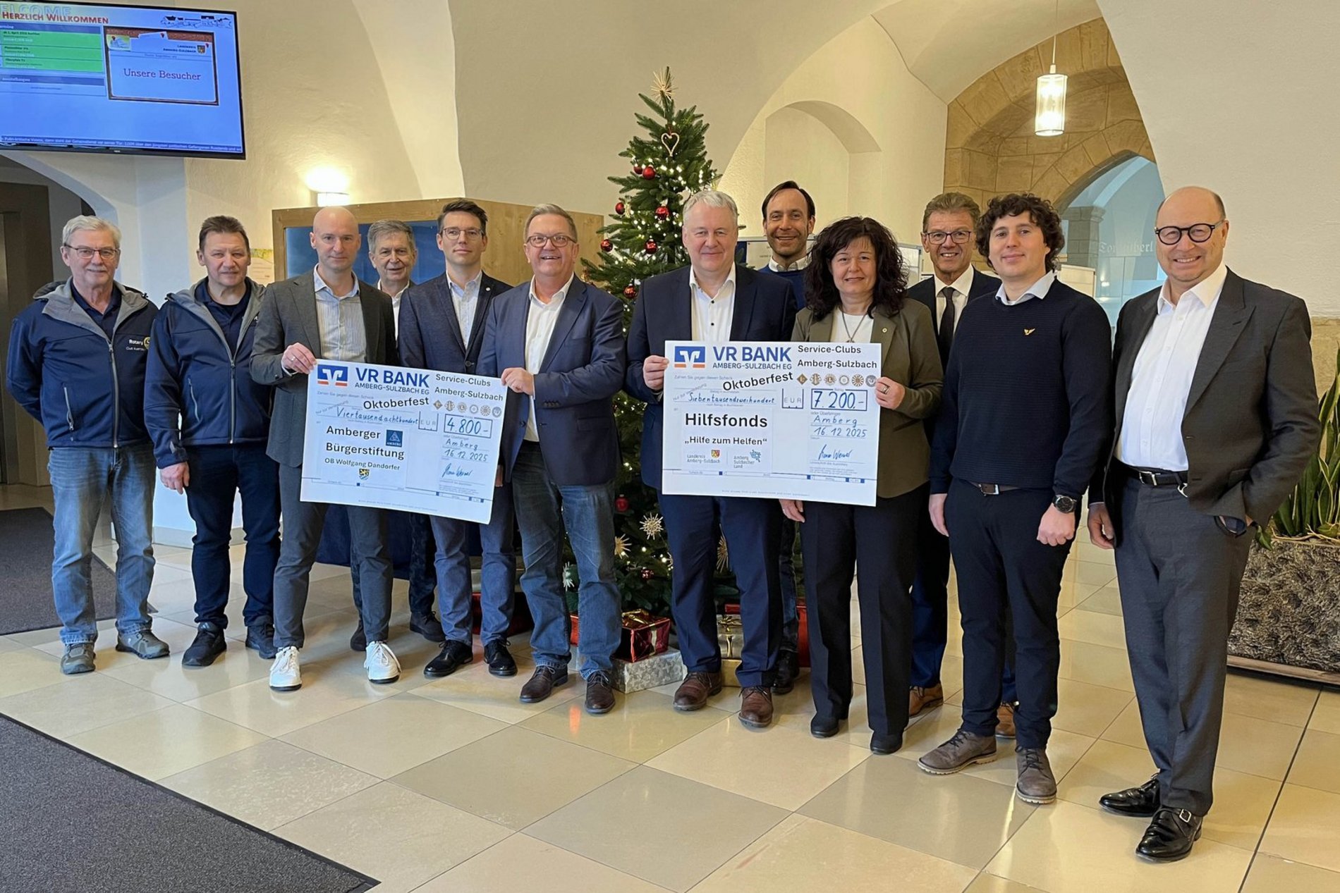 Das Foto zeigt die Scheckübergabe von Marco Werner, Vertreter der Serviceclubs, an Bürgermeister Martin J. Preuß und Landrat Richard Reisinger. Foto © Christine Hollederer