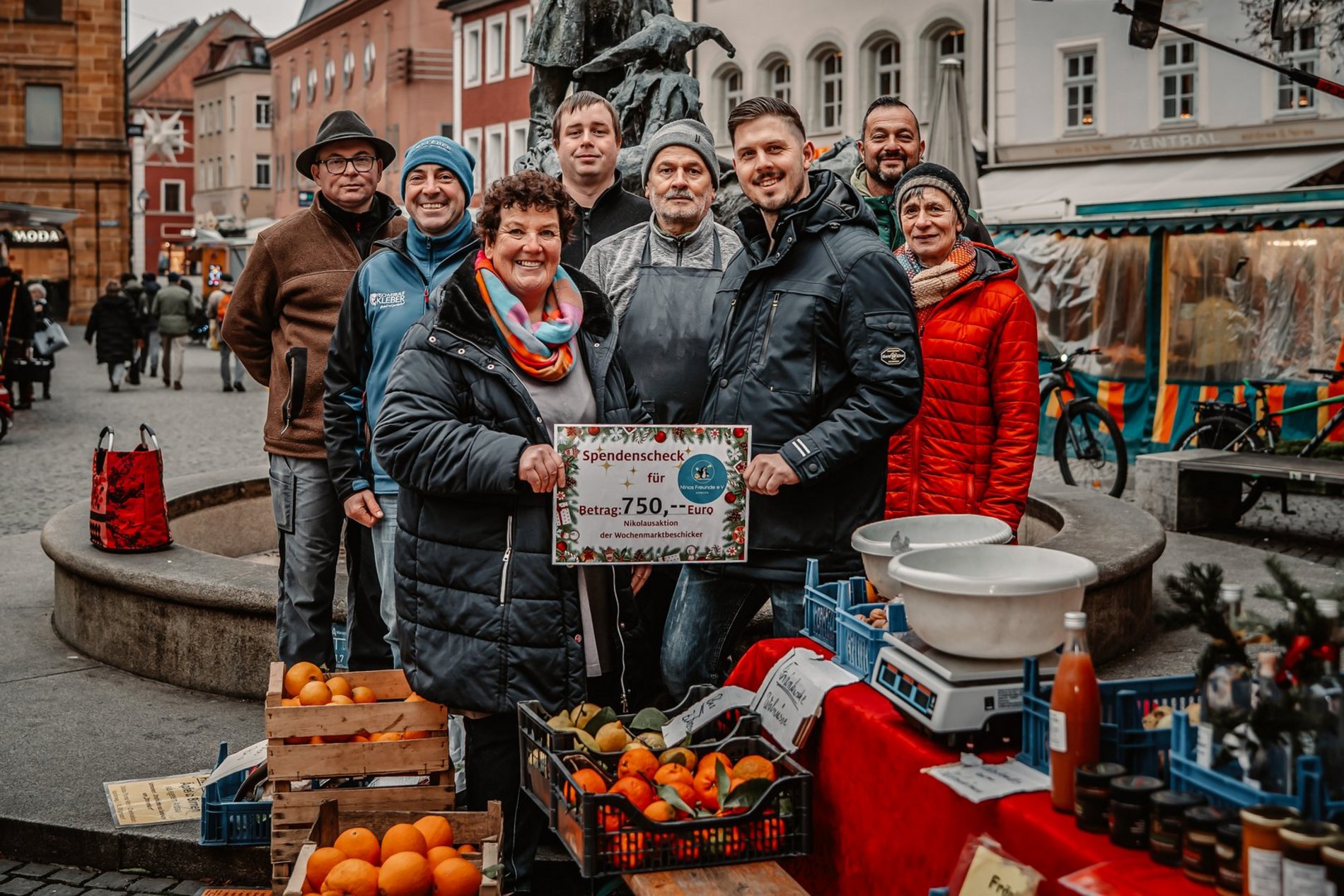 Nikolaus Spendenaktion Wochenmarkt Das Foto zeigt die Marktbeschicker bei der Übergabe einer Spende in Höhe von 750 Euro an Kerstin Borchert vom Verein Nino’s Freunde.