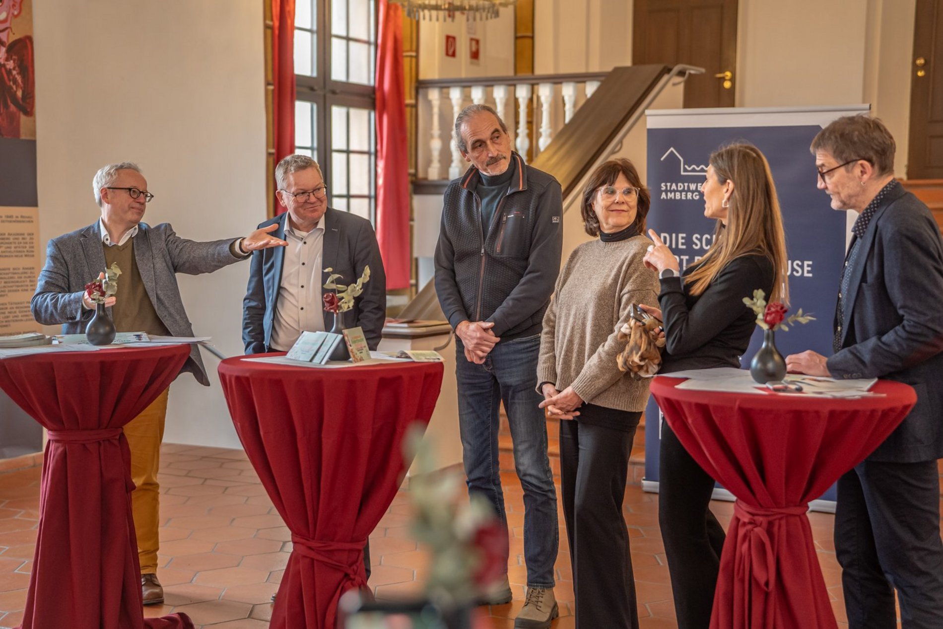 Im Rahmen einer gemeinsamen Auftaktveranstaltung wurde das hochklassige Programm des 21. Kindertheaterfestivals „KIT“ in der prächtigen Kulisse des Stadttheaters Amberg der Öffentlichkeit präsentiert (von links nach rechts): Kulturreferent Dr. Fabian Kern, Oberbürgermeister Michael Cerny, Martin Malitzke (Prokurist der Stadtwerke Amberg), Kulturfachkraft Ingeborg Waldherr, Karoline Gajeck-Scheuck (Leitung Marketing/UK/Presse der Stadtwerke Amberg) und Kulturamtsleiter Reiner Volkert. Foto/Copyright: Michael Golinski, Stadt Amberg