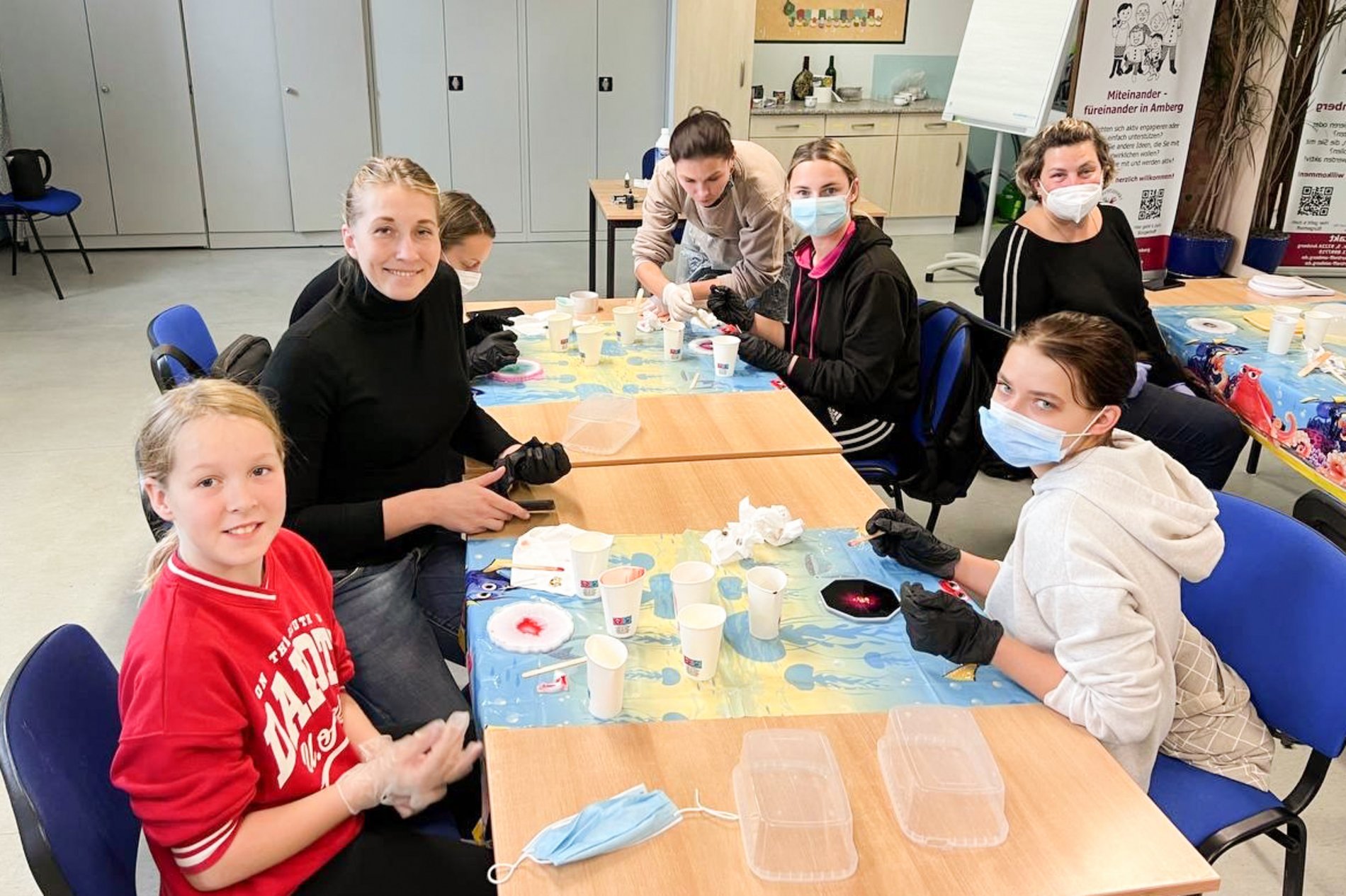 Eine Gruppe Ukrainer experimentiert mit Epoxidhard