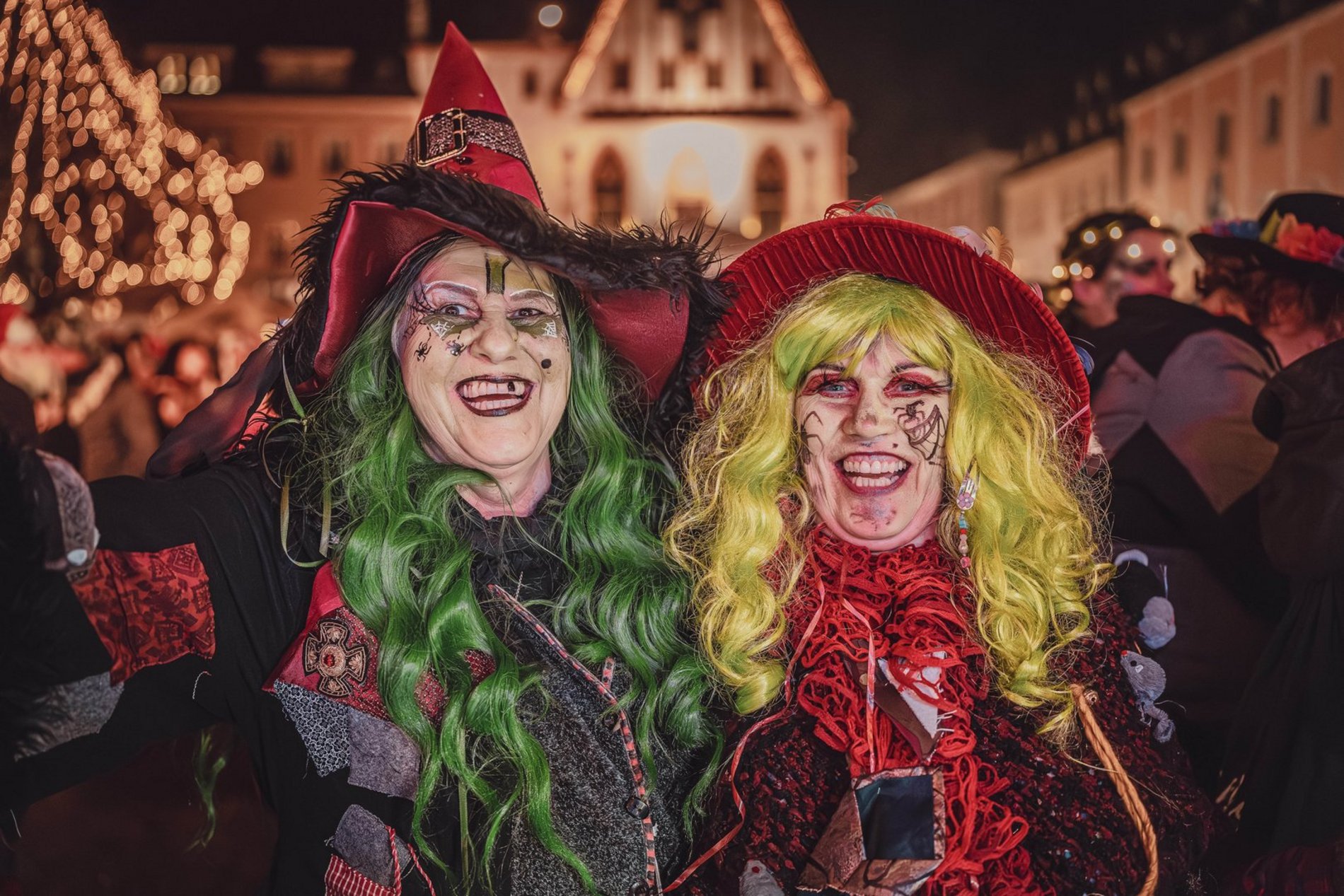 Das Foto zeigt zwei als Hexen verkleidete Frauen.