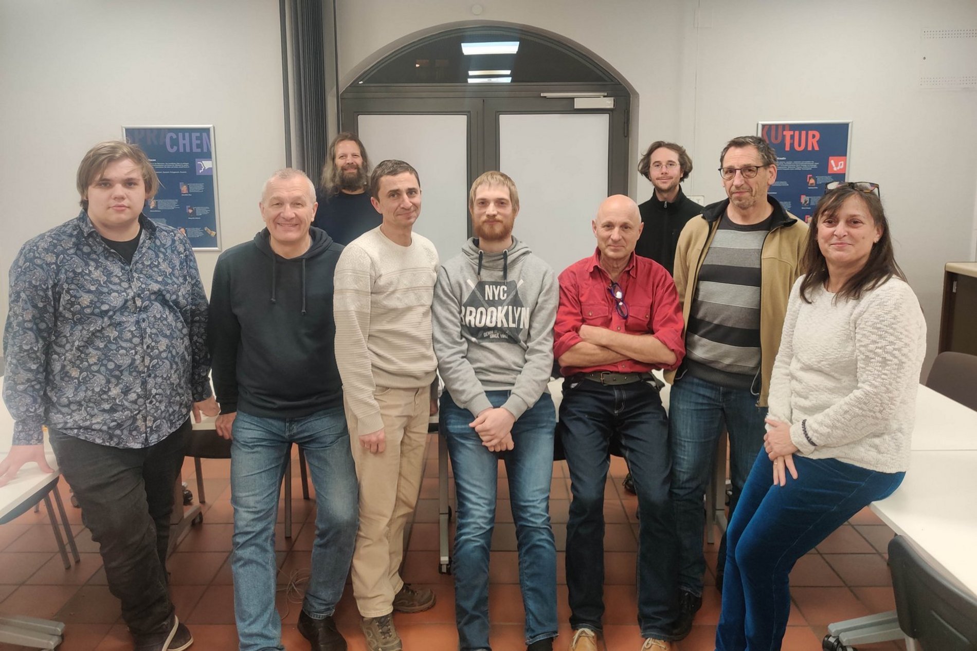 Das Gruppenfoto zeigt das Reparaturteam des Vereins Computerspende Regensburg e. V. bei der Aktion „Lass den Laptop länger leben“ in der Volkshochschule.