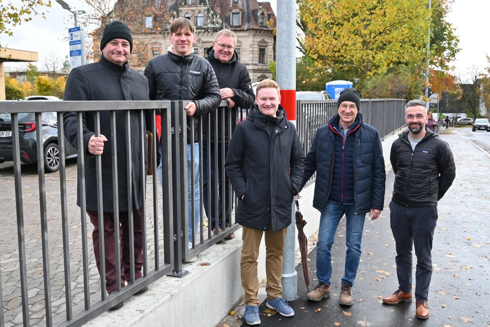 von links nach rechts: Rudolf Söldner (Leiter des Starßenverkehrsamts), Roman Kick (Leiter des Tiefbauamts), OB Michael Cerny, Benedikt Benz (Stabstelle Mobilität und Verkehr), Jürgen Pichl (Geschäftsführer der Pichl Baunternehmung GmbH & Co. KG) und Michael Hierl (Prokurist Ingenieurbüro Wellnhofer - Beraten und Planen GmbH)am verbreiterten Gehweg am Kaiser-Ludwig-Ring. Foto/Copyright: Simon Hauck, Stadt Amberg