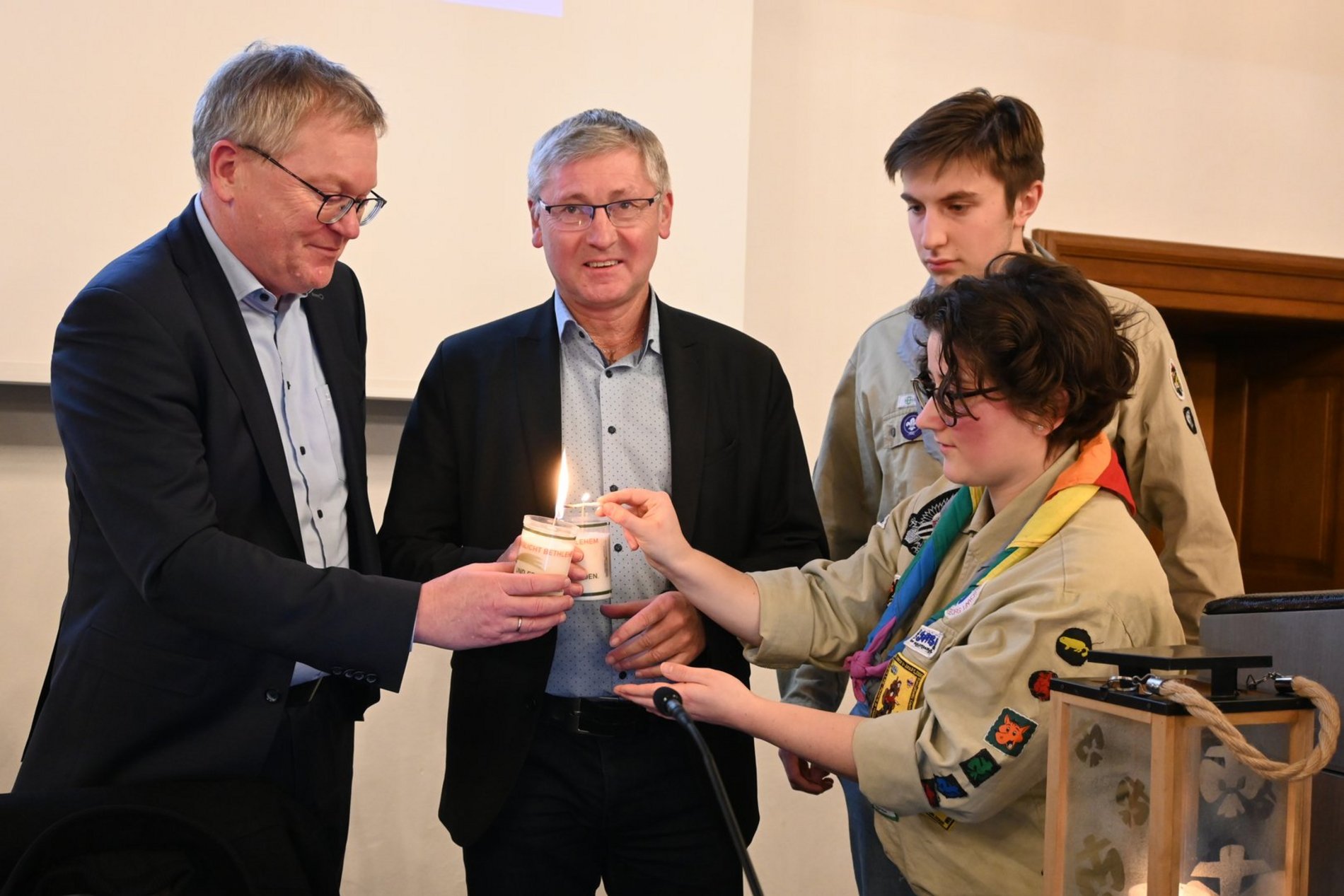 Übergabe des Friedenslichtes an OB Michael Cerny (1. von links) und 3. Bürgermeister Franz Badura (2. von links) durch die Pfadfinder Ammersricht im Rahmen des Stadtratssitzung vom 15.12.2025. Foto/Copyright: Simon Hauck, Stadt Amberg