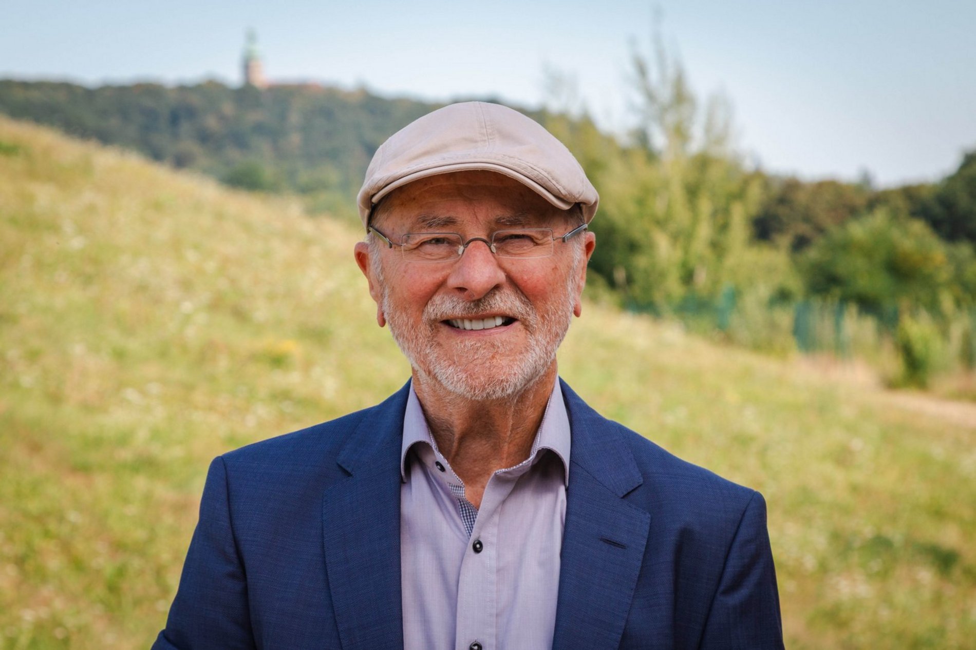 Das Foto zeigt den Künstler Friedrich Brandl.