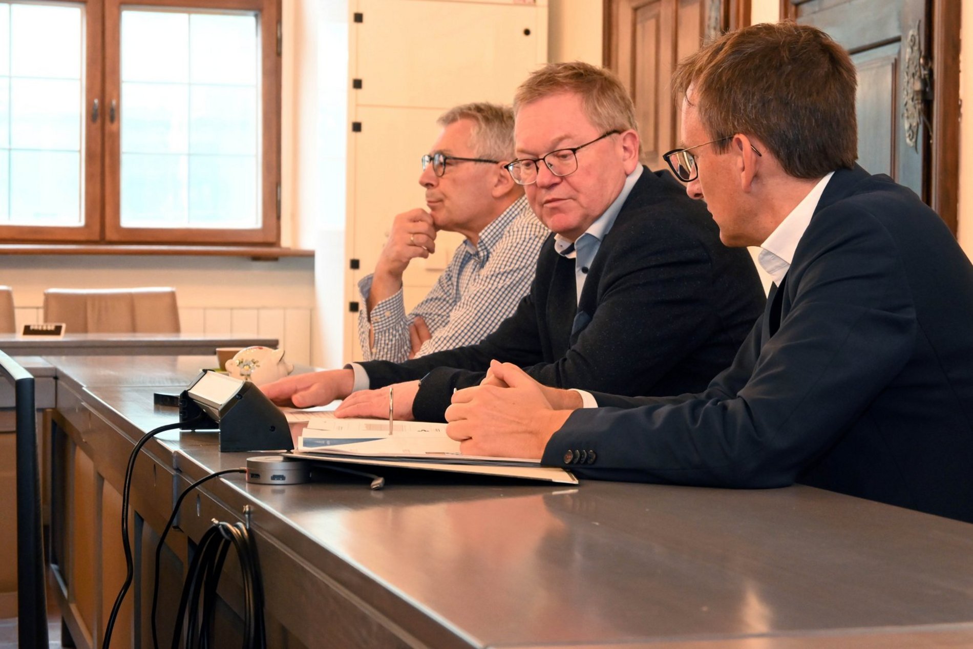 Vorstellung Haushalt der Stadt Amberg 2026 Nachdenkliche Mienen bei der Vorstellung der Haushaltsplanung 2026 (von links): Josef Weigert, Leiter Haushalts- und Steueramt, Oberbürgermeister Michael Cerny, Jens Wein, Referent für Finanzen, Wirtschaft und Europaangelegenheiten. Foto © Thomas Graml, Stadt Amberg