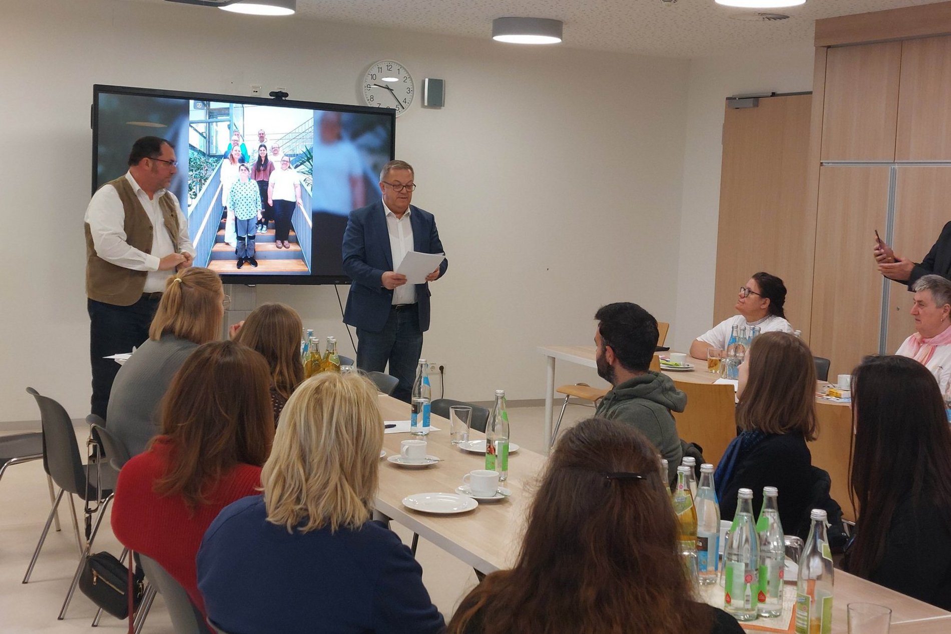 Das Foto zeigt den 2. Bürgermeister Martin J. Preuß bei der Begrüßung in Leichter Sprache.