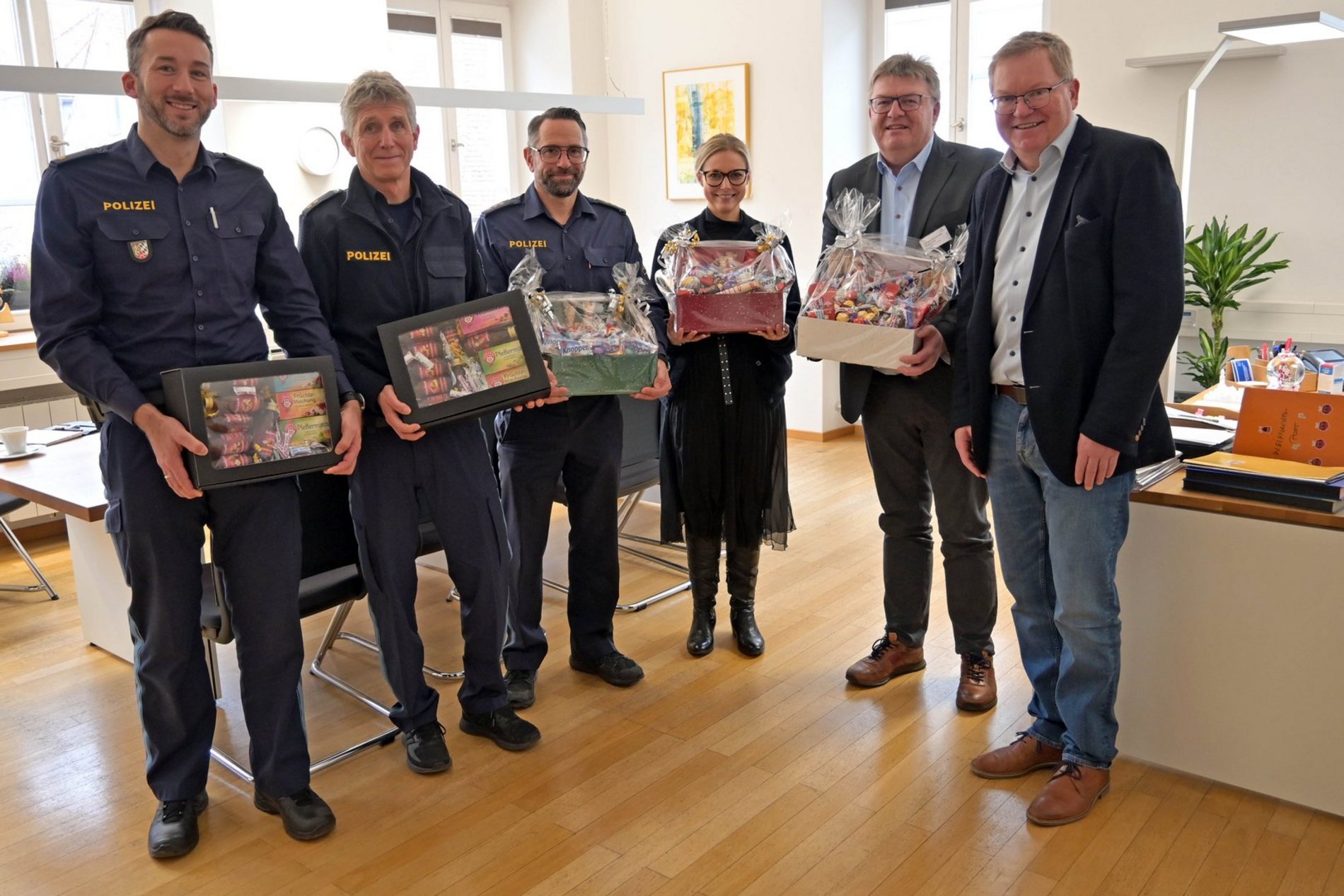 Dankeschön an Einsatzkräfte Das Foto zeigt Oberbürgermeister Michael Cerny, Bernd Groß und Günter Grießhammer, stellvertretenden Leiter der Polizeiinspektion Amberg, Jürgen Dodell, Leiter der Polizeiinspektion Amberg, Katja Sonnauer, Geschäftsführerin des Zweckverbands für Rettungsdienst und Feuerwehralarmierung, und Hubert Graf, Kaufmännischer Direktor des Klinikums St. Marien.