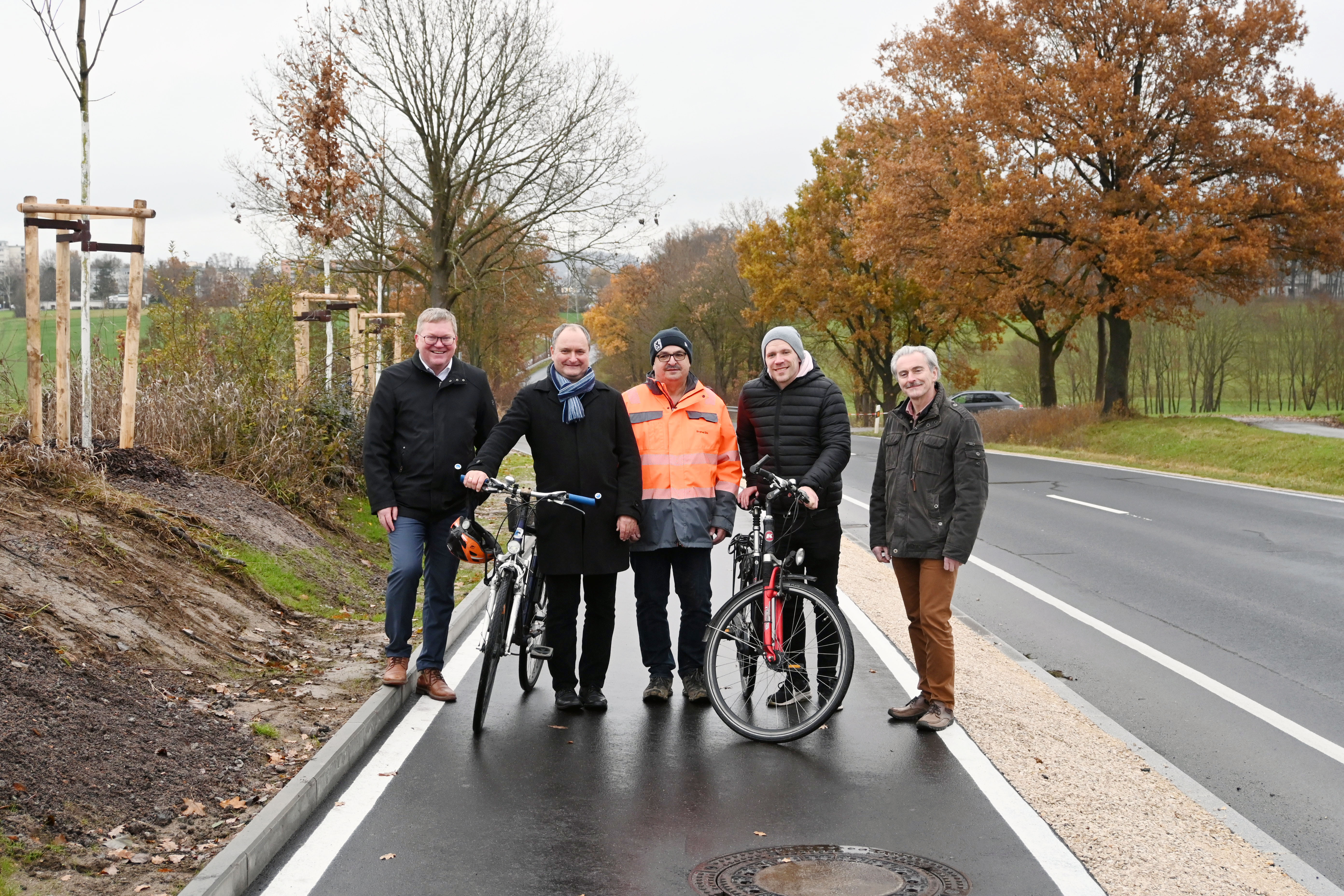 Foto von Oberbürgermeister Michael Cerny und Beteiligten am neuen Geh- und Radweg