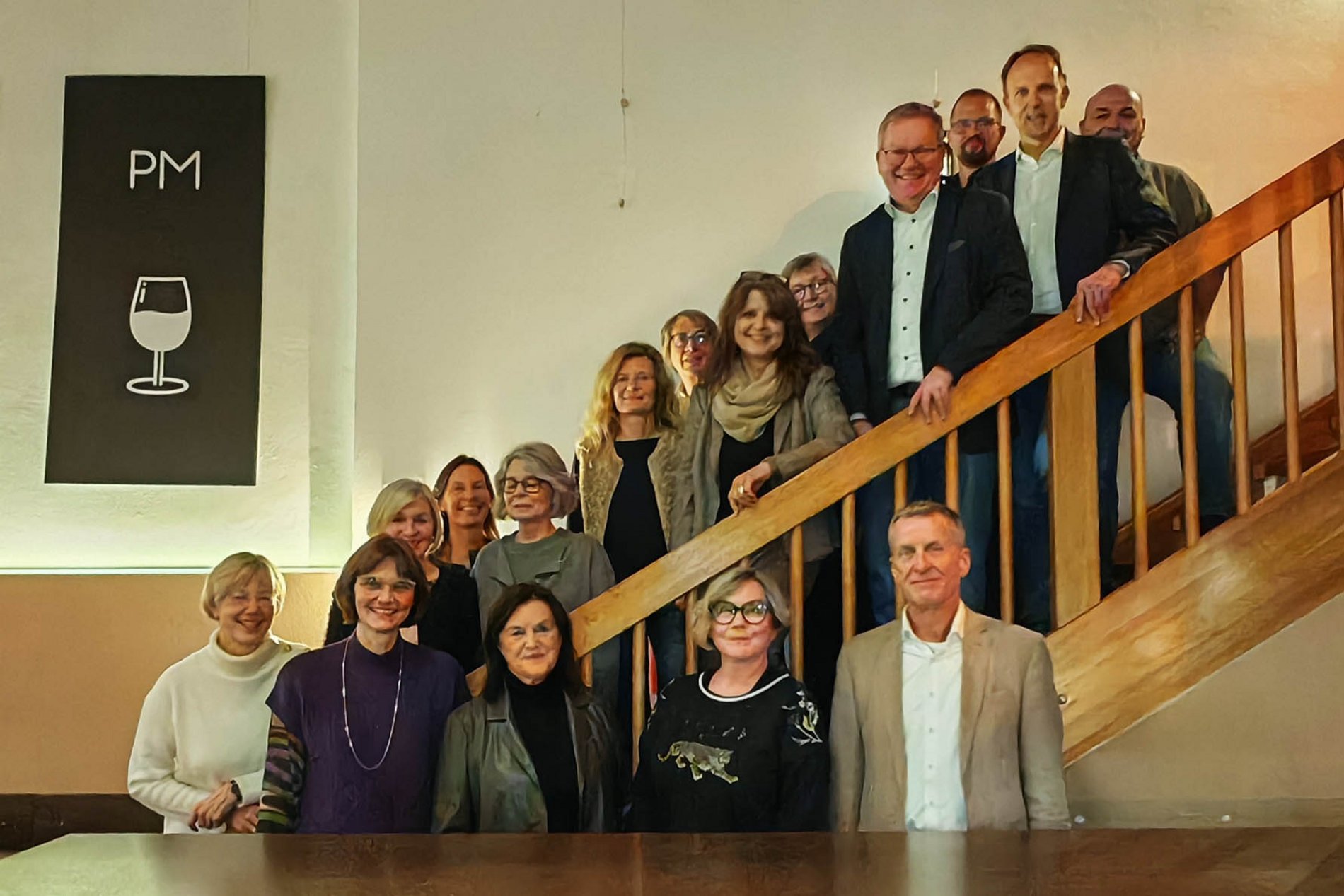 Das Foto zeigt die Jubilare und Pensionisten mit den Vertretern des Staatlichen Schulamts, Personalratsvorsitzenden Elke Schmidt und Oberbürgermeister Michael Cerny.